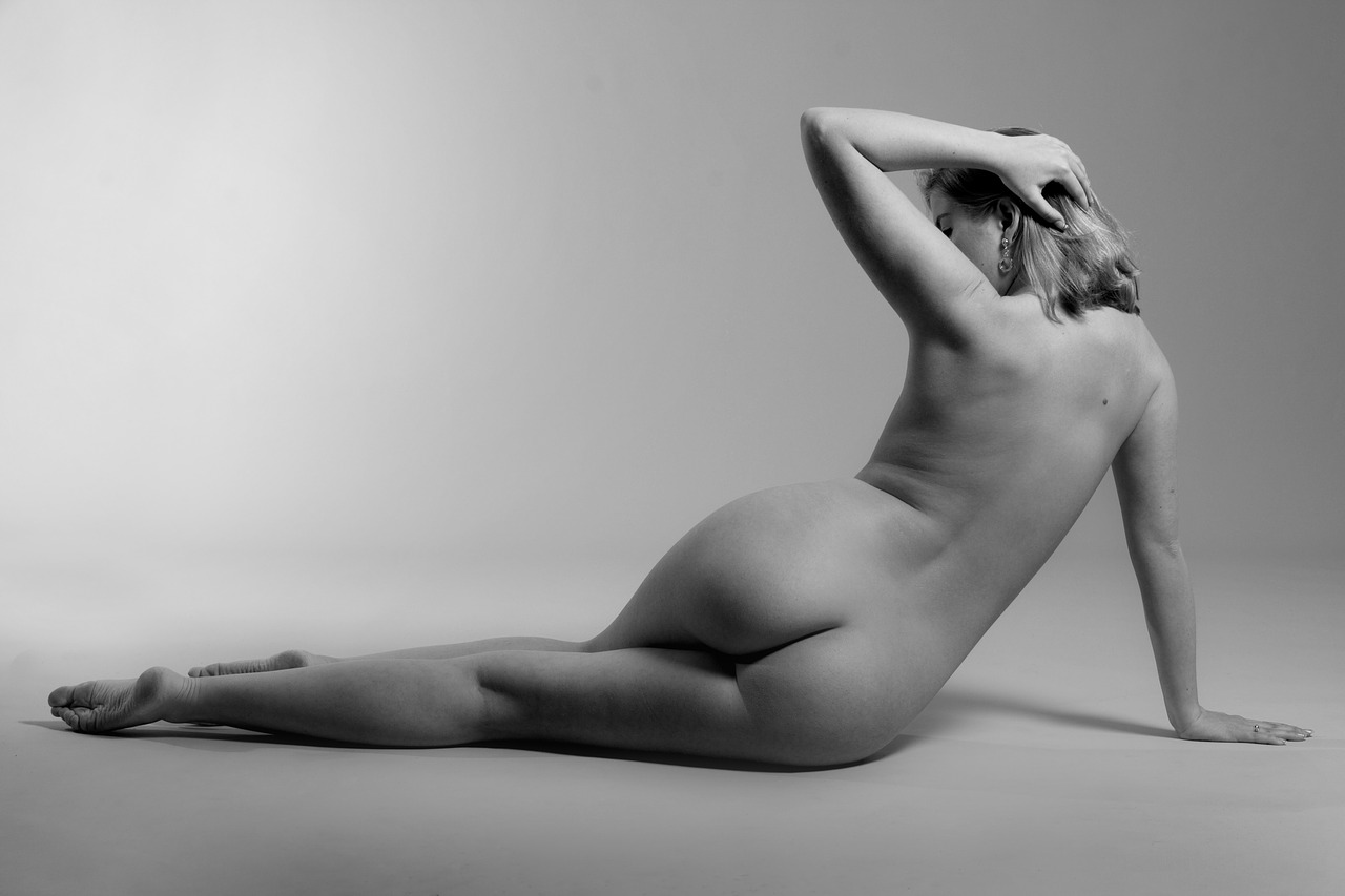 Classy naked woman life model